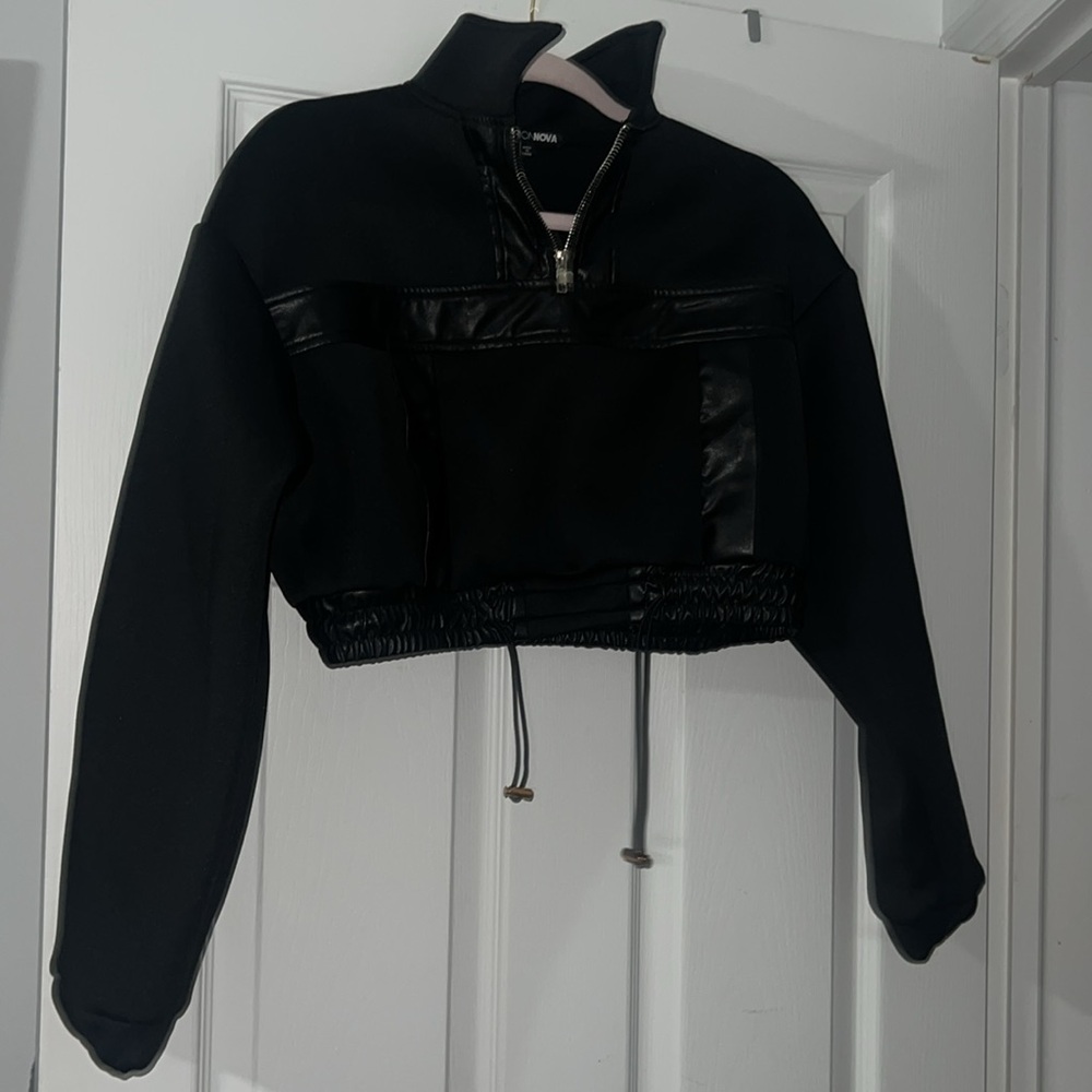 FashionNova size XS hoodie sweatshirt cropped style black 1/4 zipper hoodie
